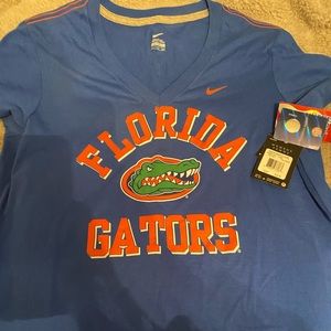 Woman’s Florida gators v neck shirt size XXl nwt